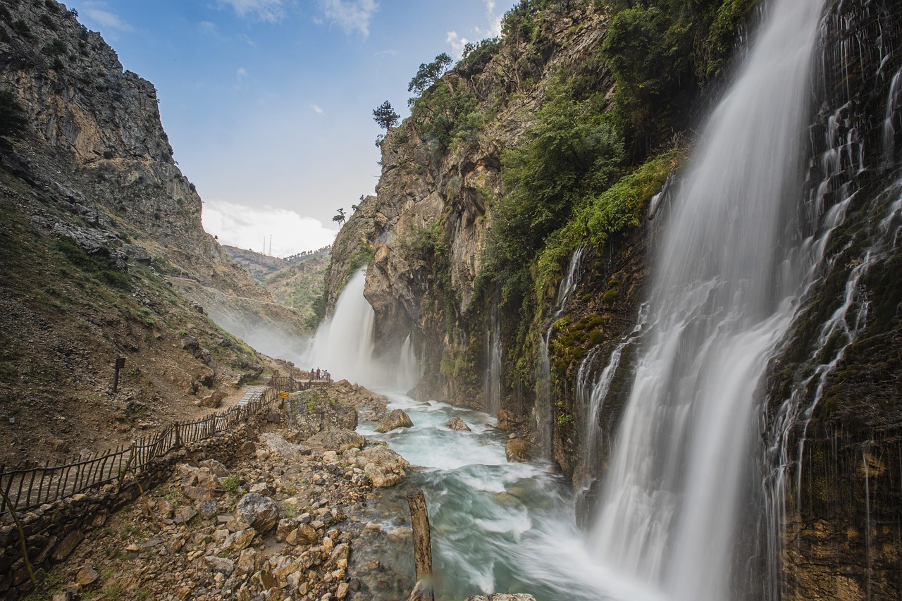 these-yahyal-waterfalls-5073464_1280 Trăiri, sentimente… câte unul sau în buchete… oferite sau primite… descoperite, trăite